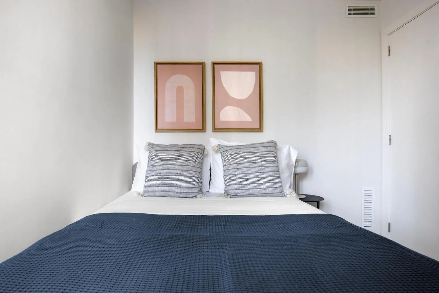Blueground Sarria Doorman Fresh Renovation Bcn-120 Apartment Barcelona