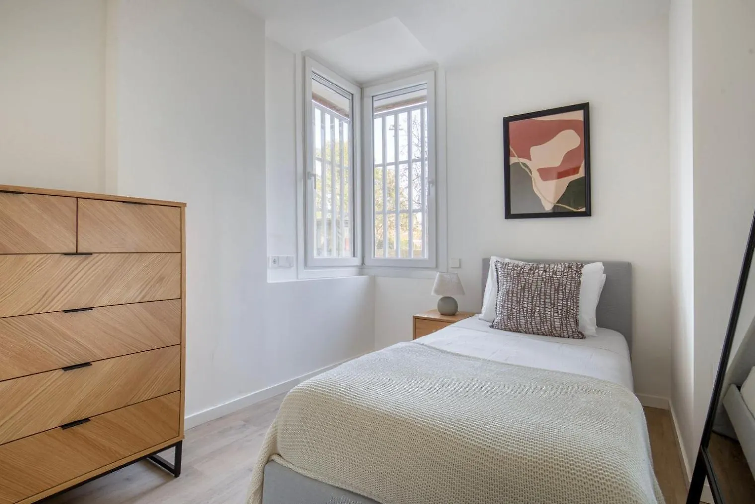 Blueground Sarria Doorman Fresh Renovation Bcn-120 Apartment Barcelona Spain