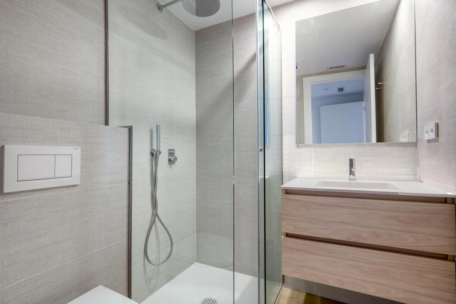 Blueground Sarria Doorman Fresh Renovation Bcn-120 Apartment Barcelona